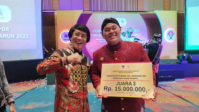 Mahasiswa Politeknik Pembangunan Pertanian Yogyakarta Magelang (Polbangtan YOMA), Jamaluddin Nur Ridho (kanan) yang raih juara 3 Pemuda Pelopor Bidang Pengelolaan SDA, Lingkungan, dan Pariwisata. Foto: istimewa