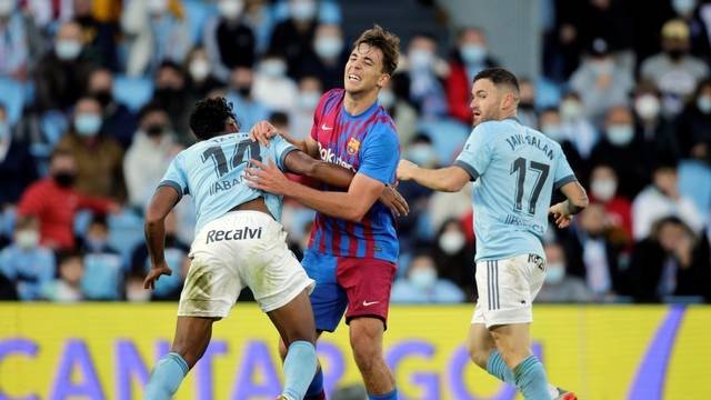 Nicolas Gonzalez dari FC Barcelona beraksi dengan Renato Tapia dari Celta Vigo di Estadio de Balaidos, Vigo, Spanyol, Sabtu (6/11). Foto: Miguel Vidal/REUTERS