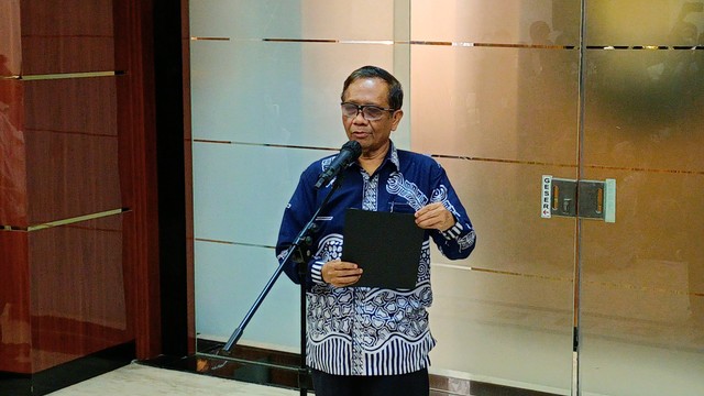 Menko Polhukam Mahfud MD saat memberikan keterangan pers terkait tragedi Kanjuruhan. Foto: Aprilandika Pratama/kumparan