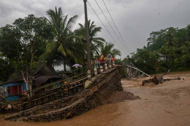 Kondisi jembatan yang terputus akibat diterjang banjir bandang di Sukajaya, Lebak, Banten, Selasa (11/10/2022). Foto: Muhammad Bagus Khoirunas/Antara Foto