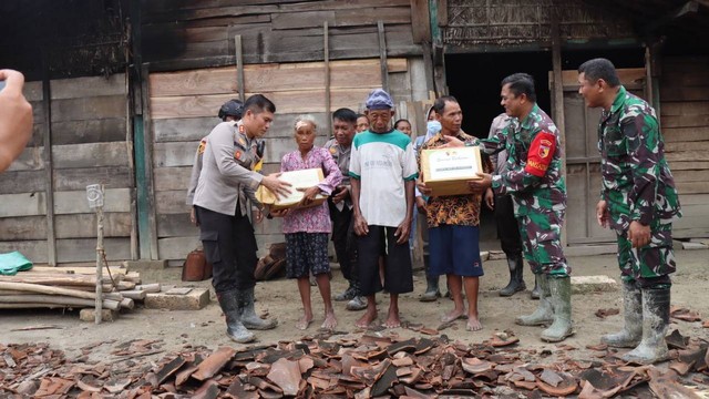 Kapolres dan Dandim Bojonegoro saat beri bantuan pada korban bencana di Desa Napis, Kecamatan Tambakrejo, Kabupaten Bojonegoro. (foto: dok istimewa)
