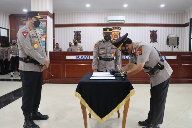 Kapolda Aceh Irjen Ahmad Haydar secara resmi melantik Brigjen Syamsul Bahri sebagai Wakapolda Aceh, Selasa (11/10/2022). Foto: Dok. Polda Aceh