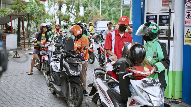 Relawan Gerbong Pecinta Sandi Uno memberikan kupon pembelian BBM kepada emak-emak driver ojol di Surabaya. Foto: Dok. Istimewa