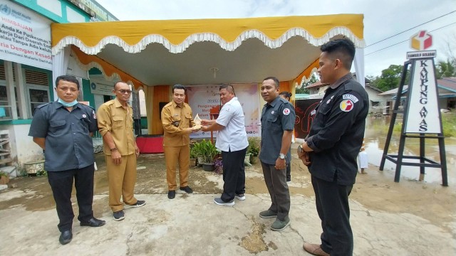 Penyerahan cinderamata dari Ketua Bawaslu Sekadau Nur Soleh kepada Kades Mungguk Abang Irwandi. Foto: Dina Mariana/Hi!Pontianak