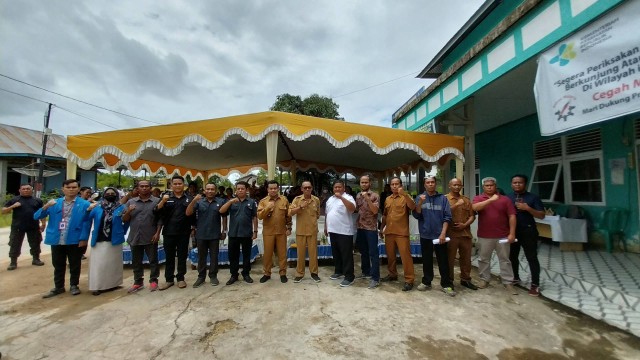 Pembentukan Kampung Awas sekaligus sosialisasi pengawasan partisipatif di Desa Mungguk. Foto: Dina Mariana/Hi!Pontianak