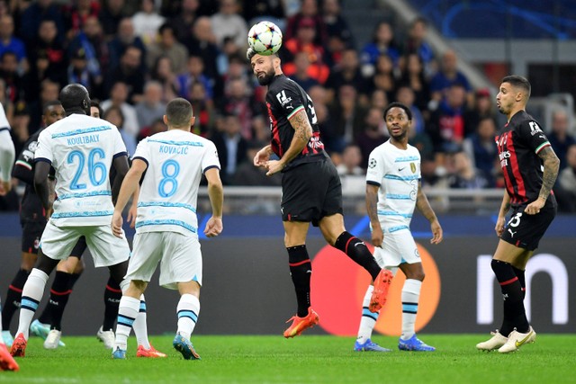 Pemain AC Milan Olivier Giroud menyundul bola ke arah gawang Chelsea pada pertandingan Grup E Liga Champions di San Siro, Milan, Italia.  Foto: Daniele Mascolo/REUTERS