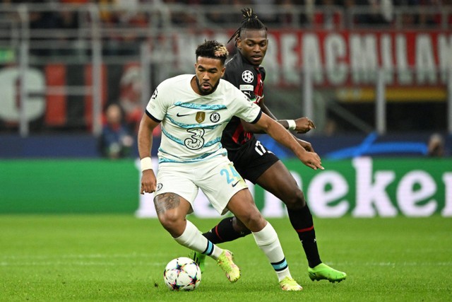 Pemain AC Milan Rafael Leao berusaha merebut bola dari pemain Chelsea Reece James pada pertandingan Grup E Liga Champions di San Siro, Milan, Italia.  Foto: Alberto Lingria/REUTERS