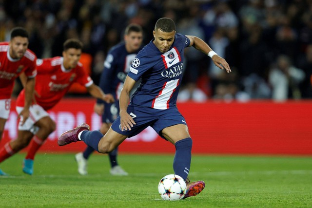 Pemain Paris Saint-Germain (PSG) Kylian Mbappe mencetak gol ke gawang Benfica pada pertandingan Grup H Liga Champions di Parc des Princes, Paris, Prancis. Foto: Gonzalo Fuentes/REUTERS