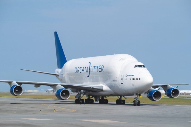 Pesawat angkut kargo berbadan lebar Boeing Dreamlifter hasil modifikasi pesawat Boeing 747. Foto: Shutterstock