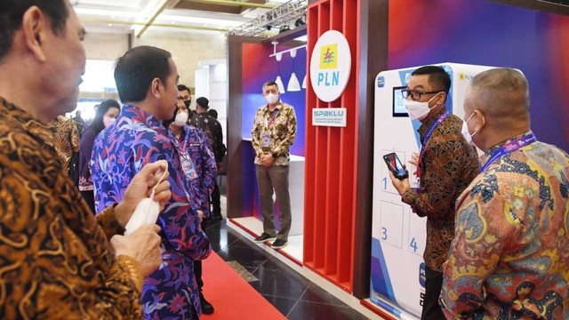 Presiden Jokowi tinjau kemudahan tukar baterai motor listrik di Booth PLN di JCC, Jakarta, Rabu (12/10/10). Dok   Foto: BPMI Setpres