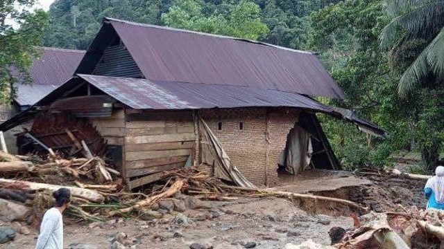 Salah satu rumah warga rusak akibat banjir bandang yang menerjang wilayah Kecamatan Kalukku, Kabupaten Mamuju, Sulawesi Barat. Foto: Istimewa