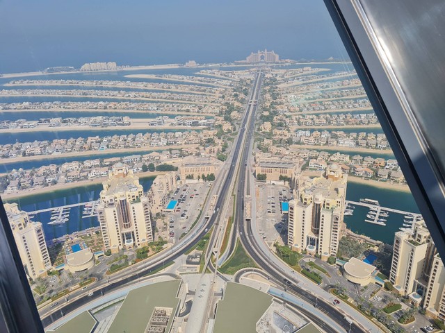 Pemandangan indah dan mewahnya Palm Jumeirah dari The View at The Top, Dubai. Foto: Andari Novianti/kumparan