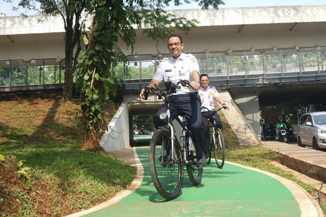 Gubernur DKI Jakarta Anies Baswedan mengendarai sepeda di jalur sepeda yang ada di kawasan Taman Semanggi, Jakarta pada Rabu (10/12). Foto: Iqbal Firdaus/kumparan