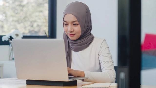 Ilustrasi sedang melakukan cara kirim CV lewat email. Foto: Unsplash