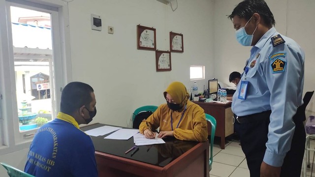 Kasubsi Pelayanan Tahanan (Dimas) memantau langsung pelaksanaan screening oleh petugas puskesmas kepada wbp. foto : humas rutaro