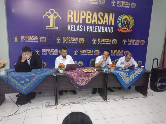 Tim Pusdatin Kemenkumham RI, Kepala Rupbasan Palembang-Parulian Hutabarat, dan Kasubbag Humas, Protokoler, dan TI - Hamsir.