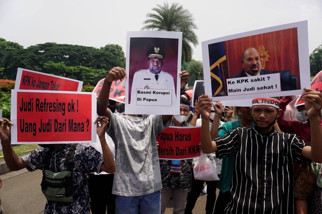 Demonstran yang terdiri dari mahasiswa asal Papua melakukan unjuk rasa di gerbang Monas, Jalan Medan Merdeka Selatan, Jakarta, Rabu (12/10/2022). Foto: Jamal Ramadhan/kumparan