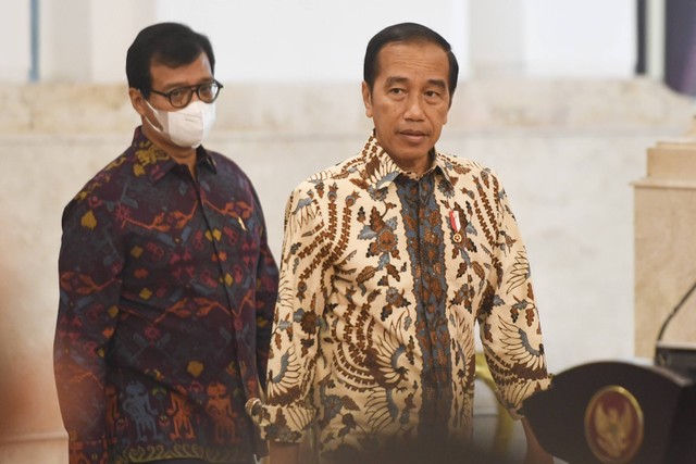 Presiden Joko Widodo bersiap memberikan pengarahan kepada peserta Program Pendidikan Reguler Angkatan (PPRA) 63 dan 64 Lemhanas Tahun 2022 di Istana Negara, Jakarta, Rabu (12/10/2022).  Foto: Hafidz Mubarak A/Antara Foto