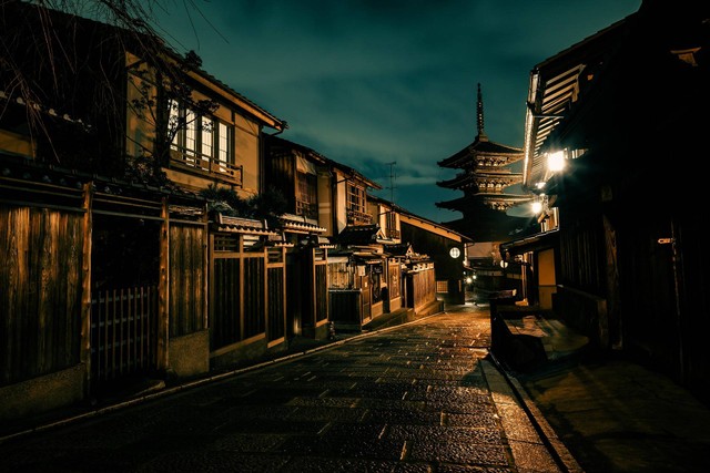 Japan at Night (Source: Pixabay/Kanenori)