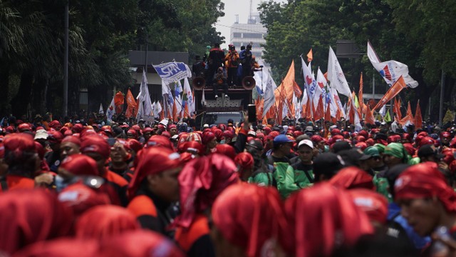 Massa buruh yang tergabung dalam Partai Buruh melakukan demonstrasi di Patung Kuda, Jakarta, Rabu (12/10/2022). Foto: Jamal Ramadhan/kumparan