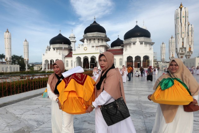 Tenaga pendidik dari Taman Kanak-Kanak (TK) membawa hidang pada kenduri maulid akbar Nabi Muhammad SAW di halaman Masjid Raya Baiturrahman, Banda Aceh, Aceh, Rabu (12/10/2022). Foto: Irwansyah Putra/ANTARA FOTO