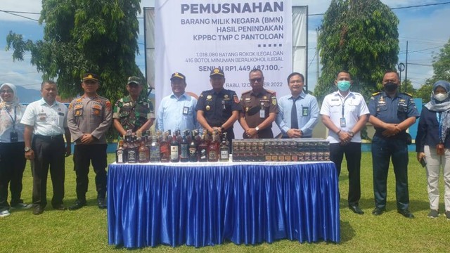 Kantor Pengawasan dan Pelayanan Bea dan Cukai (KPPBC) Tipe Madya Pabean C Pantoloan, Palu berhasil menyita 1.080.080 batang rokok ilegal dan 416 botol minuman berakohol. Foto: Istimewa