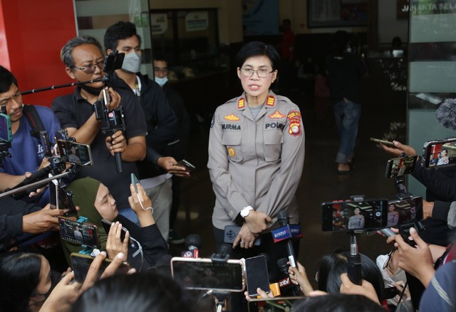 Humas Polres Jakarta Selatan, Nurma Dewi saat memberi keterangan pers terkait pemanggilan Rizky Billar di Polres Jakarta Selatan, Jakarta, Rabu, (12/10/2022). Foto: Dok. Agus Apriyanto