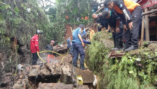 Petugas BPBD Kota Bogor melakukan pencarian mahasiswi IPB yang terseret arus banjir di gorong-gorong di Tanah Sereal, Bogor.  Foto: Dok. Istimewa