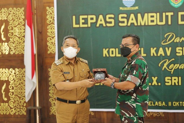 Wali Kota Bandung bersama Komandan Sektor 22 Citarum Harum dijabat oleh Kol. Inf FX. Sri Wellyanto di Pendopo Kota Bandung, Selasa 11 Oktober 2022.