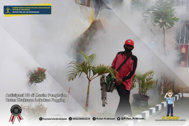 Petugas Dinkes Kabupaten Probolinggo melakukan fogging di seluruh area Rutan Kraksaan pada Rabu (12/10) Siang. (HumasRutanKraksaan)