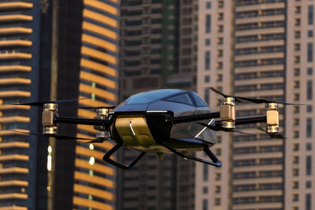 Wujud taksi terbang XPeng eVTOL X2 di Dubai, Uni Emirat Arab, Senin (10/10/2022). Foto: Amr Alfiky/Reuters