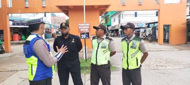 Dua satpam atau sekuriti diduga selain mendiskriminasi pengguna jalan juga melancarkan mengintimidasi, disertai membentak hingga memukul kendaraan. (Reza)