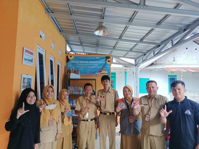 Arief Rahman dan beberapa staffnya mengunjungi Perpustakaan Desa oemah Bening Rumah Baca binaan Rumah Zakat yang ada di Desa Bojanegara, Kecamatan Sigaluh, Kabupaten Banjarnegara, Jawa Tengah. 