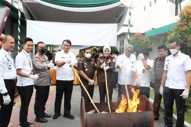 Pemusnahan barang bukti narkoba di Kejaksaan Negeri Batam. (Foto: Juna/batamnews)