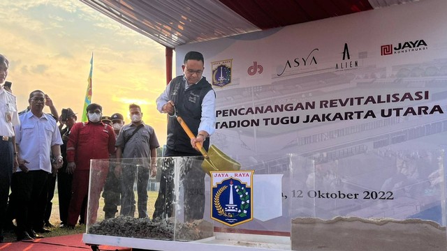 Gubernur DKI Jakarta Anies Baswedan menghadiri pencanangan revitalisasi Stadion Tugu, Jakarta Utara, Rabu (12/10/2022). Foto: Haya Syahira/kumparan