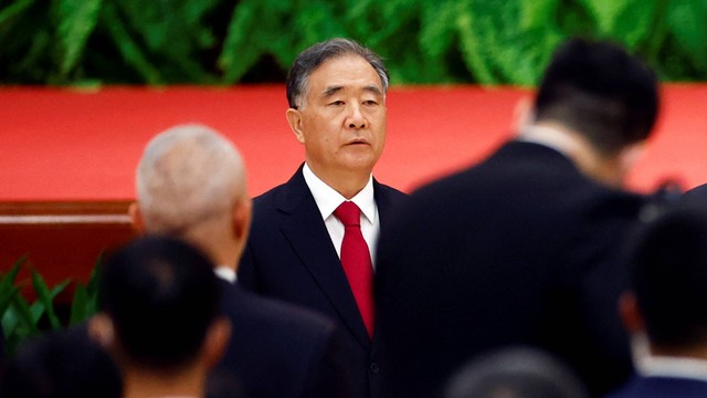 Ketua Konferensi Konsultatif Politik Rakyat Tiongkok (CPPCC) Wang Yang menyanyikan lagu kebangsaan pada resepsi di Aula Besar Rakyat pada malam Hari Nasional Tiongkok di Beijing, Tiongkok 30 September 2022. Foto: Florence Lo/REUTERS