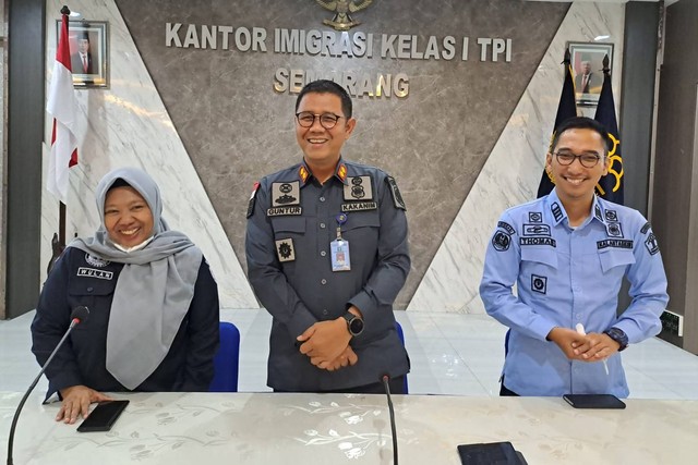 Kepala Kantor Imigrasi Kelas I TPI Semarang Guntur Sahat Hamonangan (tengah) dalam sebuah acara. Foto: Dok. Istimewa