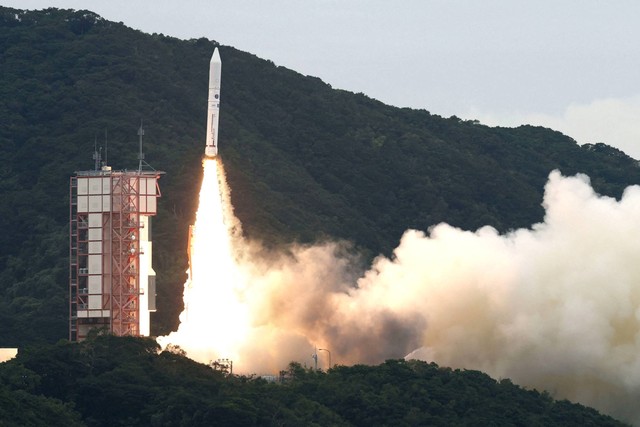 Roket berbahan bakar padat Epsilon keenam lepas landas dari Pusat Antariksa Uchinoura milik Japan Aerospace Exploration Agency (JAXA) di prefektur Jepang barat daya Kagoshima, Jepang, Rabu (12/10/2022). Foto: Kyodo/via REUTERS