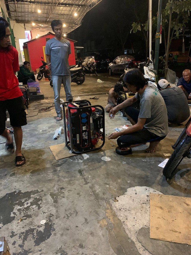 Masyarakat membawa gensetnya ke tukang reparasi agar dapat menghadapi pemadaman yang sudah berlangsung selama lebih dari 20 jam. Foto: InfoPBUN.