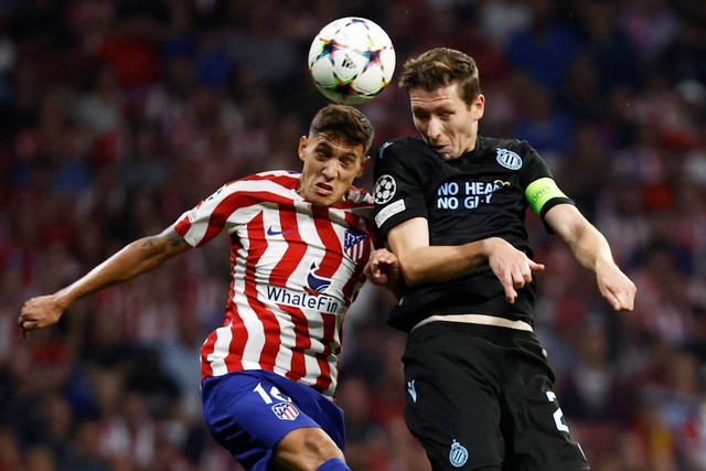 Pemain Atletico Madrid Nahuel Molina berebut bola dengan pemain Club Brugge pada pertandingan Grup B Liga Champions di Metropolitano, Madrid, Spanyol. Foto: Juan Medina/REUTERS