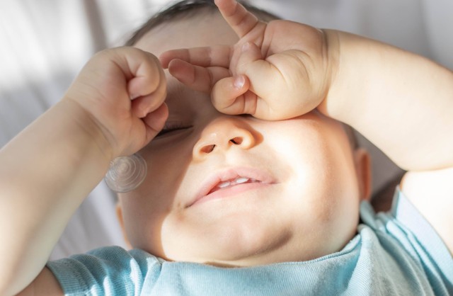 Bayi Tidur dengan Mata Terbuka, Normal Enggak Sih? Foto: Shutterstock
