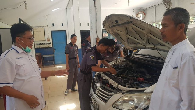 Bengkel mobil yang ada di SMKN 1 Losarang, kini sudah bersifat profit oriented. Layanannya sudah bisa dinikmati oleh masyarakat luas. Dengan kualitas mekanik pelajar yang berkompeten, bisa melakukan service kendaraan dengan baik. (Candri)