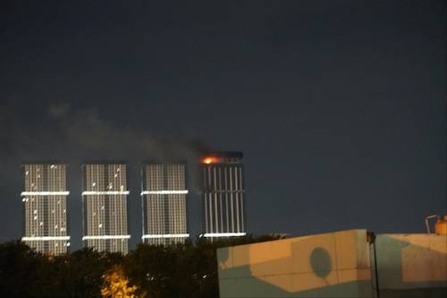 Gedung apartemen Pollux Habibie yang notabene juga merupakan salah satu gedung pencakar langit di Batam kebakaran, Rabu (12/10/2022) malam. (Foto: Yudi)