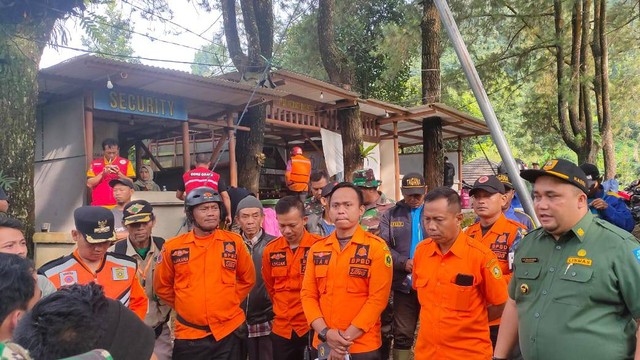 Tim SAR melakukan pencarian siswa SMP Depok yang hanyut di Curug Kembar, Bogor. Foto: Dok. Istimewa