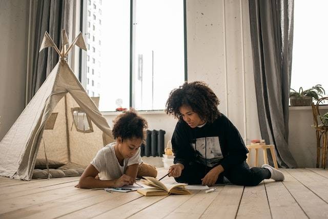 Ilustrasi anak belajar dengan orang tua. Foto: pexels.com/gabby-k/