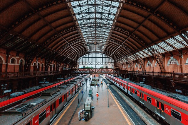 Ilustrasi Stasiun Cirebon Ada Berapa. Foto: Unsplash/John Michael Wilyat.