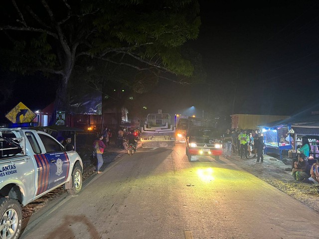 Polisi olah TKP usai insiden kecelakaan truk dan motor di Jl Prof M. Yamin Kendari. 