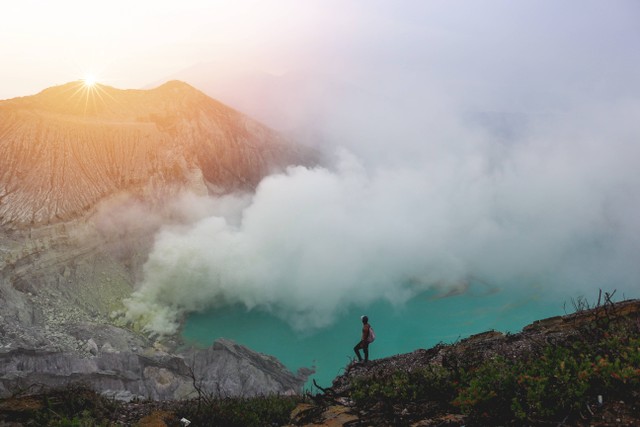 Ilustrasi Blue Fire Kawah Ijen Bulan Apa. Foto: Unsplash/Saddam S Gabrielle.