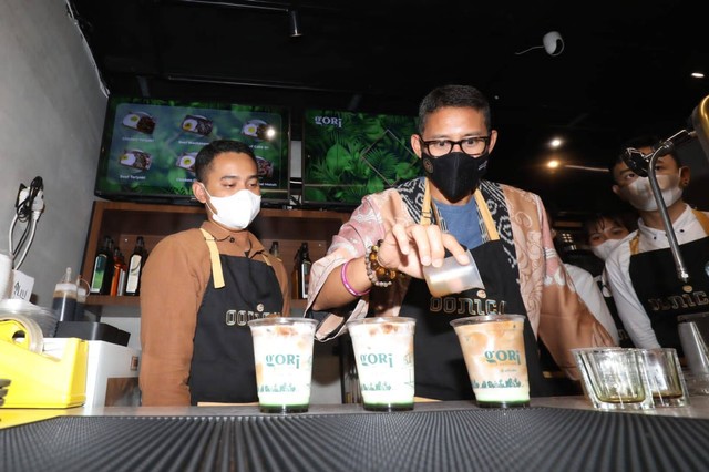 Menparekraf Sandiaga Uno memberi pelatihan pemasaran bisnis kopi dan content creator ke anak muda Makassar, Rabu (12/10/2022). Foto: Dok. Istimewa
