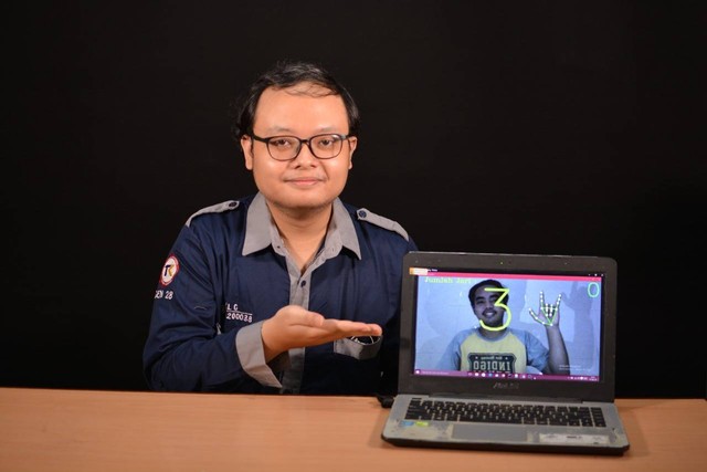 Inovasi Berbahasa Isyarat Pakai Webcam Penerjemah Gerak Tangan